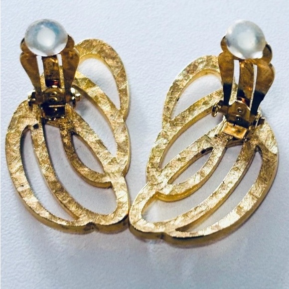 GIVENCHY Vtg gold tone signature clip on earrings, circa 1980s. - Picture 3 of 6